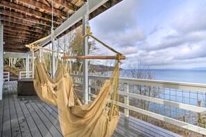 Terrace/patio - Waterfront Kingston Getaway on Puget Sound! (Kingston)