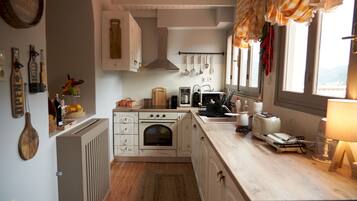 Jääkaappi, mikroaaltouuni, uuni, astianpesukone