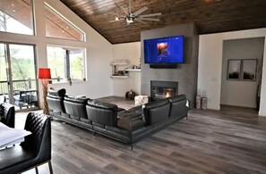 Smart TV, fireplace, foosball, computer monitors - Mustang Mountain Retreat in Bison Ridge! (Show Low)