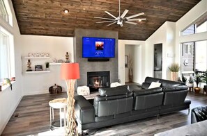 Smart-TV, Kamin, Tischfußball, Computerbildschirme