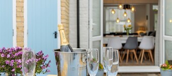 4 Bedroom Seaside House, Beach 220m with Free Parking