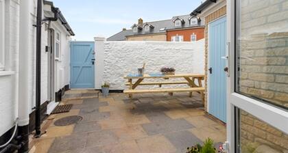 4 Bedroom Seaside House, Beach 220m with Free Parking