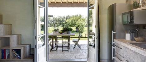 Kühlschrank, Mikrowelle, Ofen, Herdplatte