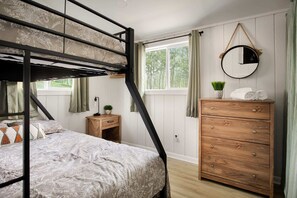 2 habitaciones, tabla de planchar con plancha, wifi y ropa de cama