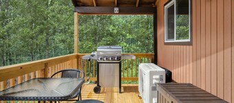 Modern Cabin w Hot Tub, Wifi & Huge Deck!