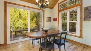 Rumah, Beberapa Tempat Tidur, patio, pemandangan gunung (Yosemite Insiders) | Tempat makan