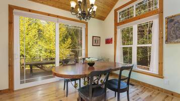 Hus, flere senger, terrasse, fjellutsikt (Yosemite Insiders) | Spiseområde