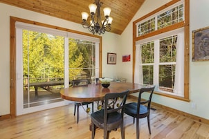 House, Multiple Beds, Patio, Mountain View (Yosemite Insiders) | Dining
