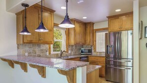Rumah, Beberapa Tempat Tidur, patio, pemandangan gunung (Yosemite Insiders) | Dapur pribadi | Mesin pembuat kopi/teh, lemari es, microwave, dan oven