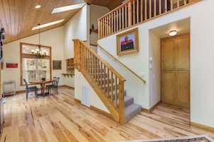 House, Multiple Beds, Patio, Mountain View (Yosemite Insiders) | Interior