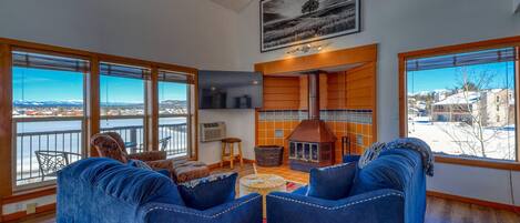 Condo, nhiều giường, ban công, quang cảnh núi | Khu phòng khách | TV 40-inch có truyền hình kỹ thuật số, lò sưởi