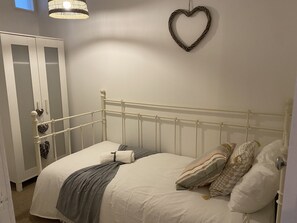 1 habitación, tabla de planchar con plancha, wifi gratis y ropa de cama 