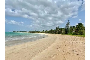 På stranden, solsenger og strandhåndklær