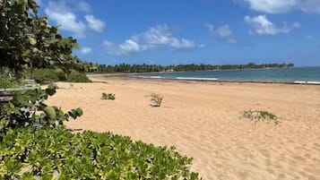 En la playa, sillas reclinables de playa, toallas de playa