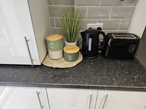 Apartamento | Cozinha privada | Geladeira, micro-ondas, fogão, cooktop