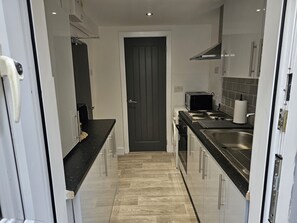 Apartamento | Cozinha privada | Geladeira, micro-ondas, fogão, cooktop