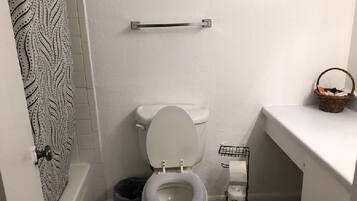 SĂšche-cheveux, serviettes fournies, savon, shampoing