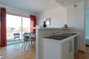 Fridge, microwave, oven, coffee/tea maker - France - Appt pour 4 proche plage (Benodet)