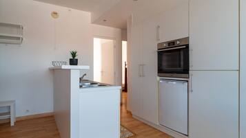 Réfrigérateur, micro-ondes, four, cafetiÚre/bouilloire