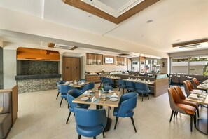 Restaurant - Meritas Aura Resort (Mawal)