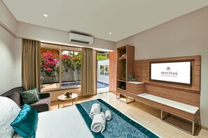 Caja de seguridad en la habitación y tabla de planchar con plancha 