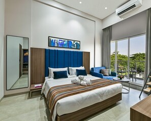 Caja de seguridad en la habitación y tabla de planchar con plancha 