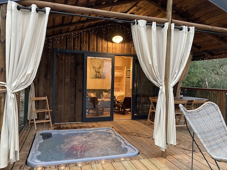Outdoor dining. Cabane Insolite et Nature Avec Jacuzzi et Piscine Prés Carcassonne Occitanie