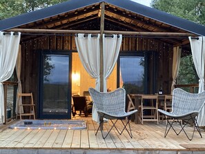 Outdoor dining - Cabane Insolite et Nature Avec Jacuzzi et Piscine Prés Carcassonne Occitanie (VILLARZEL DU RAZES)