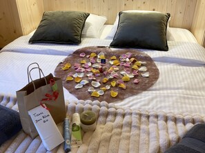 2 dormitorios, cuna de viaje, Internet y ropa de cama