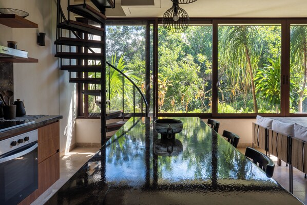 Refrigerador, microondas, horno y cafetera y tetera 