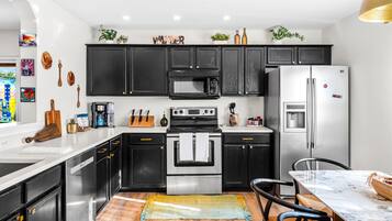 Refrigerador, microondas, horno y parrilla de estufa