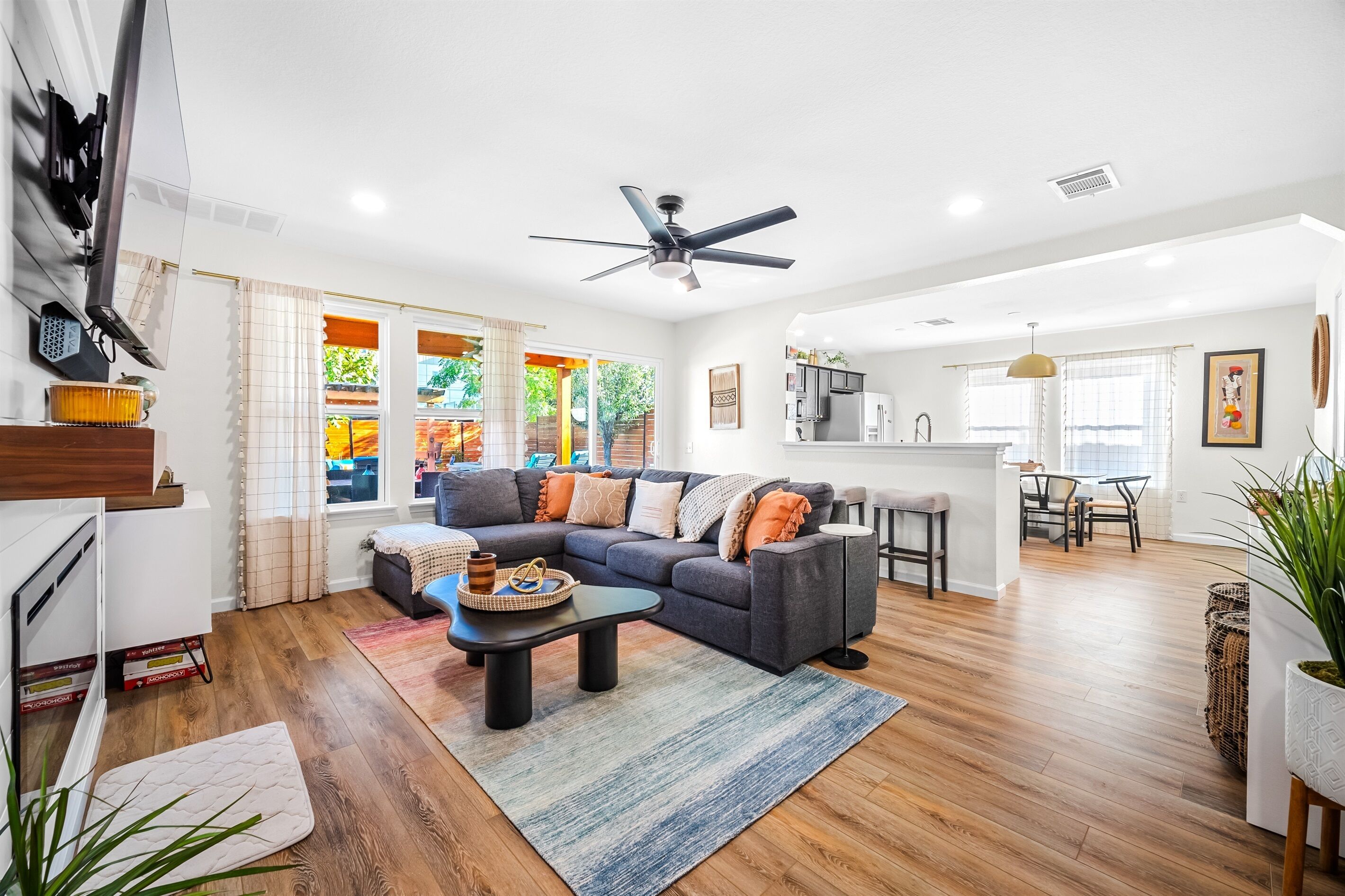 Smart TV, fireplace, books, stereo