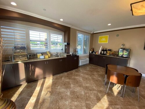 Harbour Inn and Suites