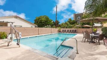 Kolam renang outdoor