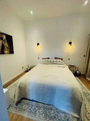 Desk, iron/ironing board - Appartement Design sur Vauban (Marseille)