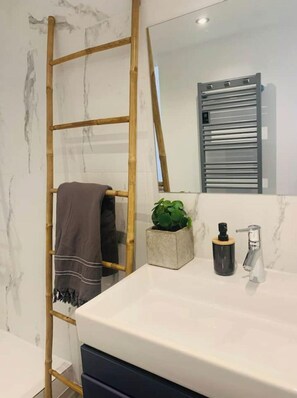 Hair dryer, towels, toilet paper - Appartement Design sur Vauban (Marseille)