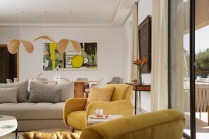 Smart TV, fireplace, ping pong, stereo