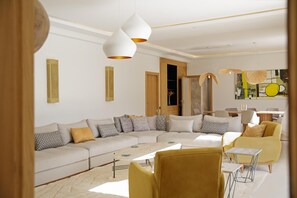 Smart-tv, een open haard, een tafeltennistafel en een stereo