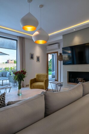 Smart-tv, eldstad, ett bordtennisbord och en stereo