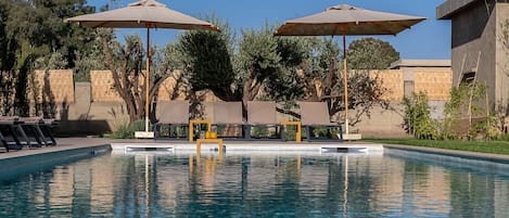 Utomhuspool och uppvärmd pool