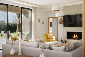 Smart-tv, een open haard, een tafeltennistafel en een stereo