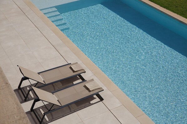 Een buitenzwembad en een verwarmd zwembad