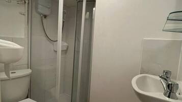 Apartment | Bathroom | Combined shower/bathtub, deep-soaking bathtub, towels