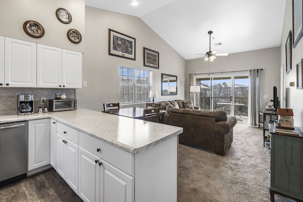 Condo, Multiple Beds, Balcony, Mountain View | Private kitchen | Fridge, microwave, oven, stovetop - Suite Outlook (Branson)