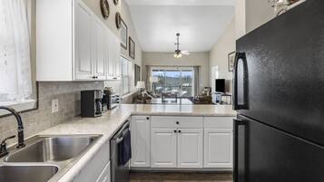 Condo, Multiple Beds, Balcony, Mountain View | Private kitchen | Fridge, microwave, oven, stovetop