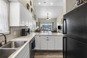 公寓客房, 多張床, 陽台, 山景 | 私人廚房 | 電冰箱、微波爐、烤箱、爐台