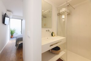 2 Bedroom Mezzanine Apartment (2.3) | Bathroom - RIBEIRA FLORES 59 Downtown Apartments (Porto)