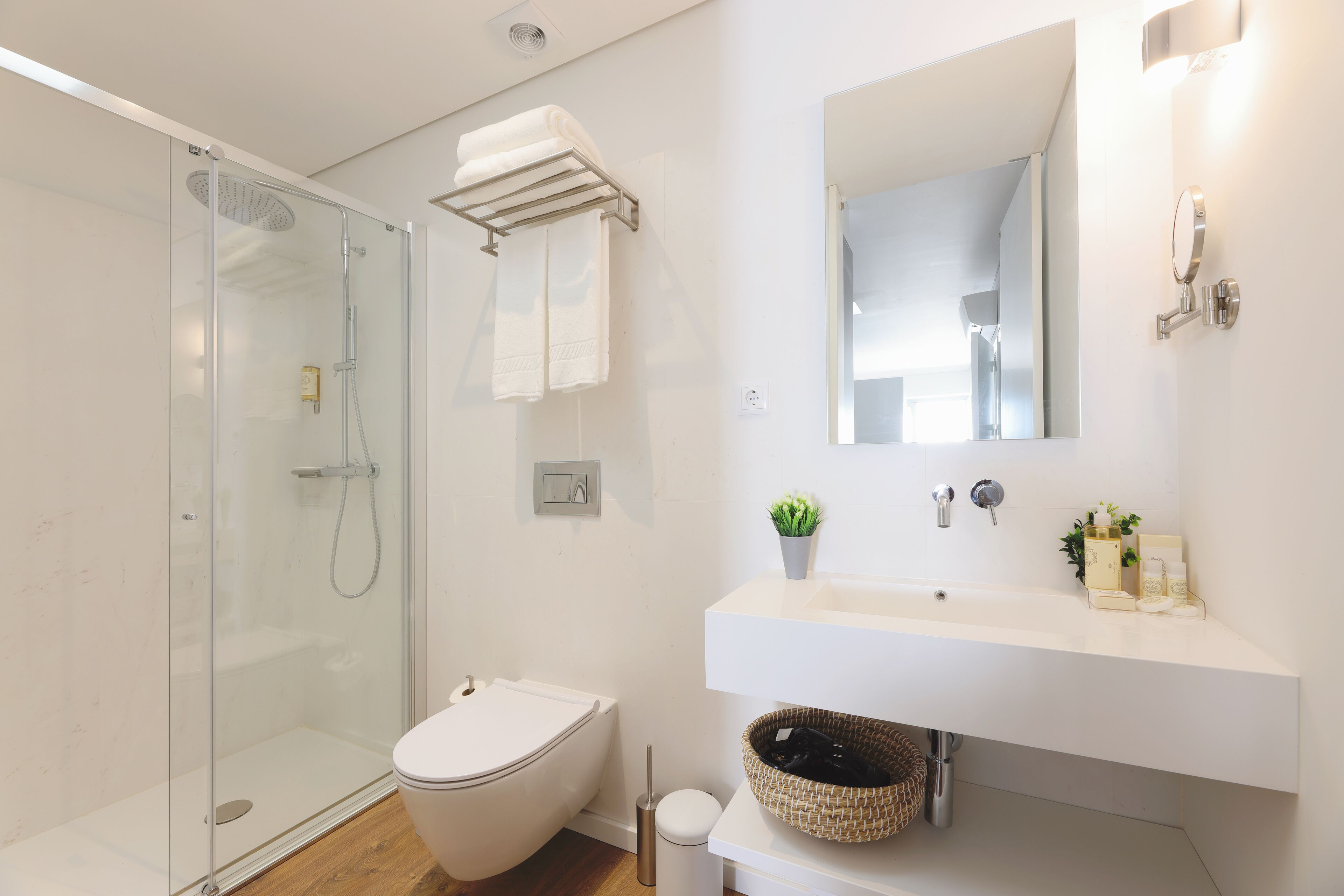Studio Balcony (2.2) | Badeværelse | Bruser, brusehoved med spredningseffekt, designertoiletartikler