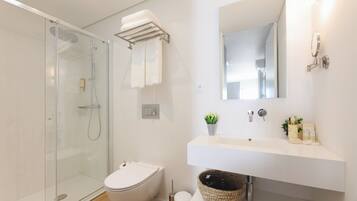 Studio Balcony (2.2) | Badeværelse | Bruser, brusehoved med spredningseffekt, designertoiletartikler