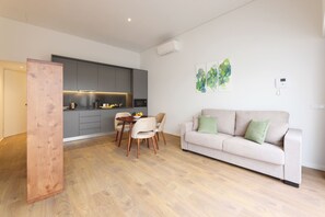 Studio Premium Terrace (1.3) | Oppholdsområde | En 42-tommers smart-TV med kabel-kanaler